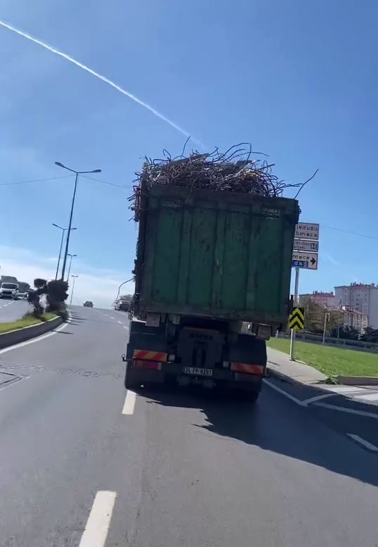 Kasasından dışarı taşan demirle seyreden kamyon kamerada