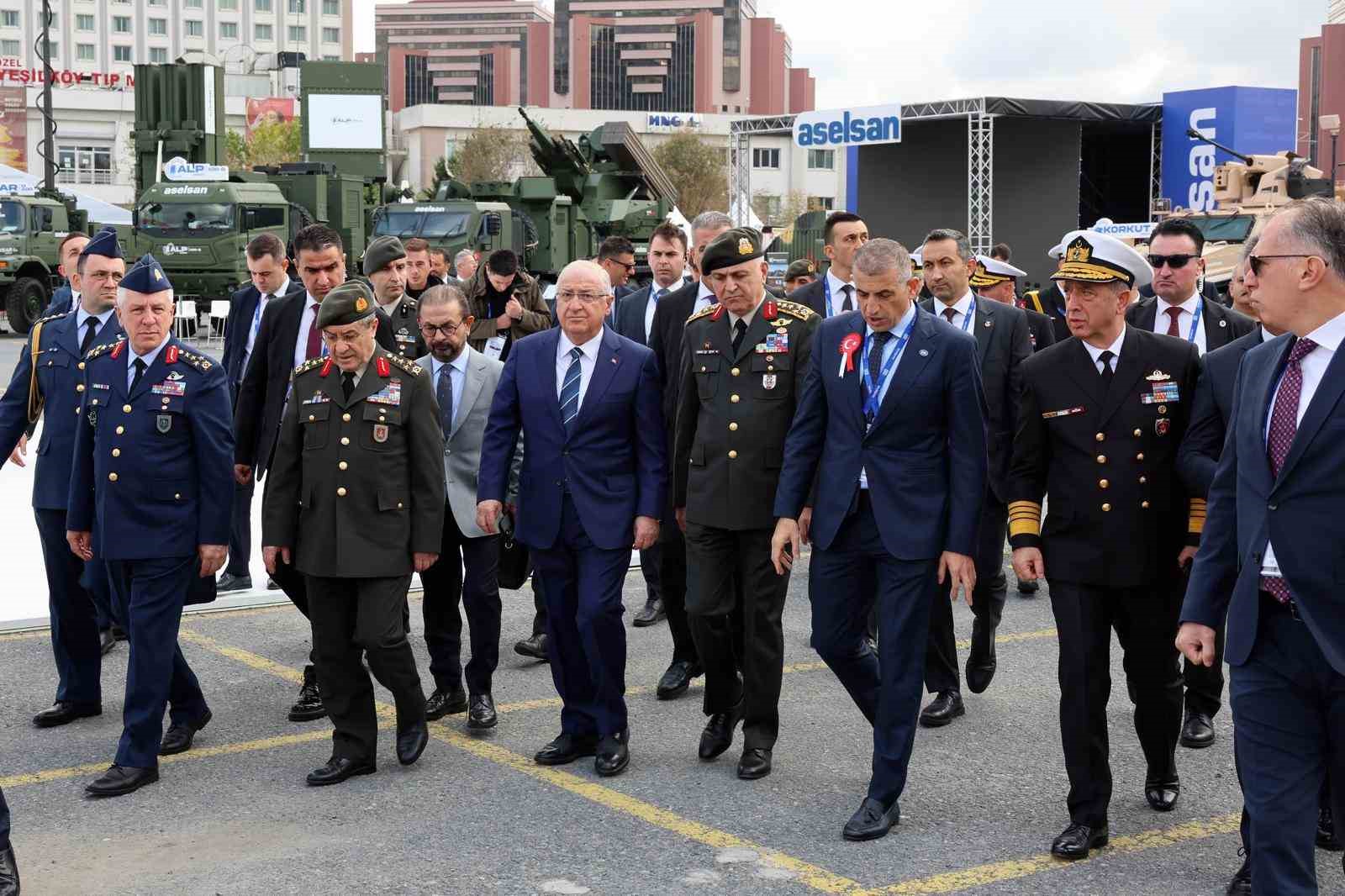 Milli Savunma Bakanı Güler, SAHA EXPO’da stantları gezdi