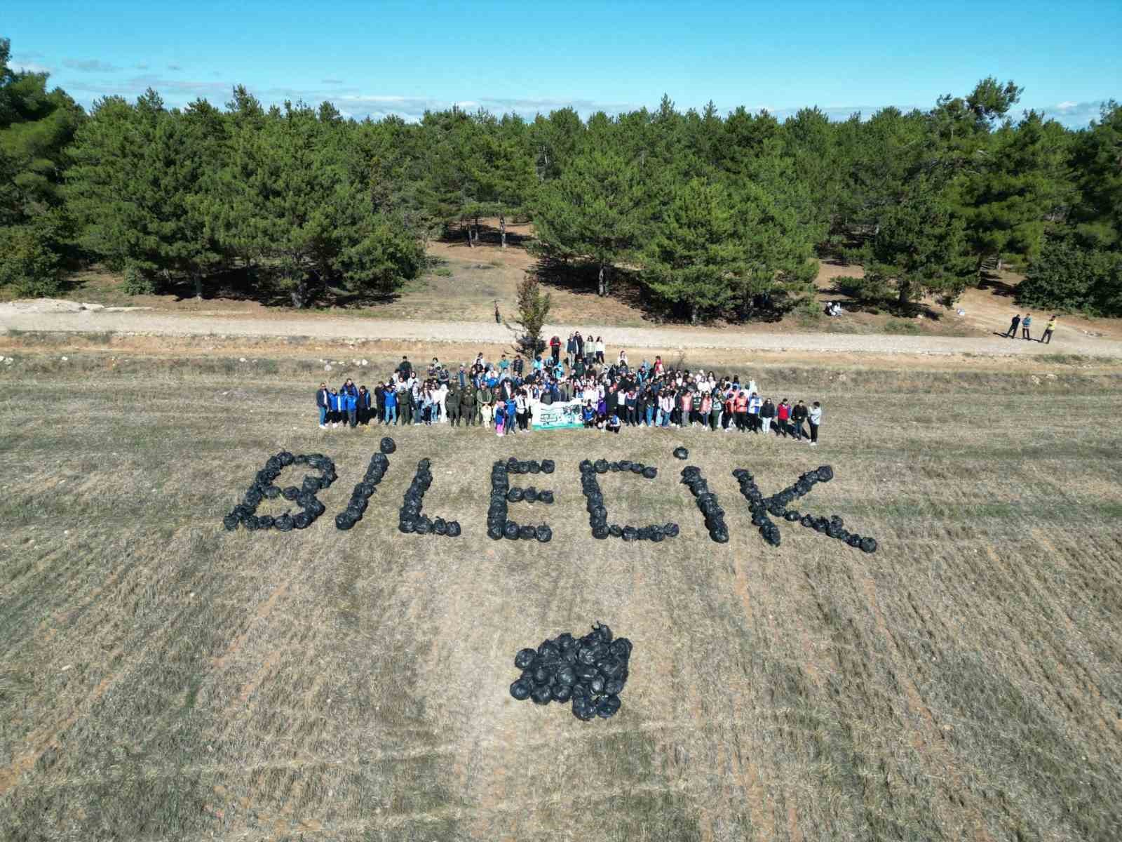 O kadar çöp topladılar ki poşetleriyle ’Bilecik’ yazdılar