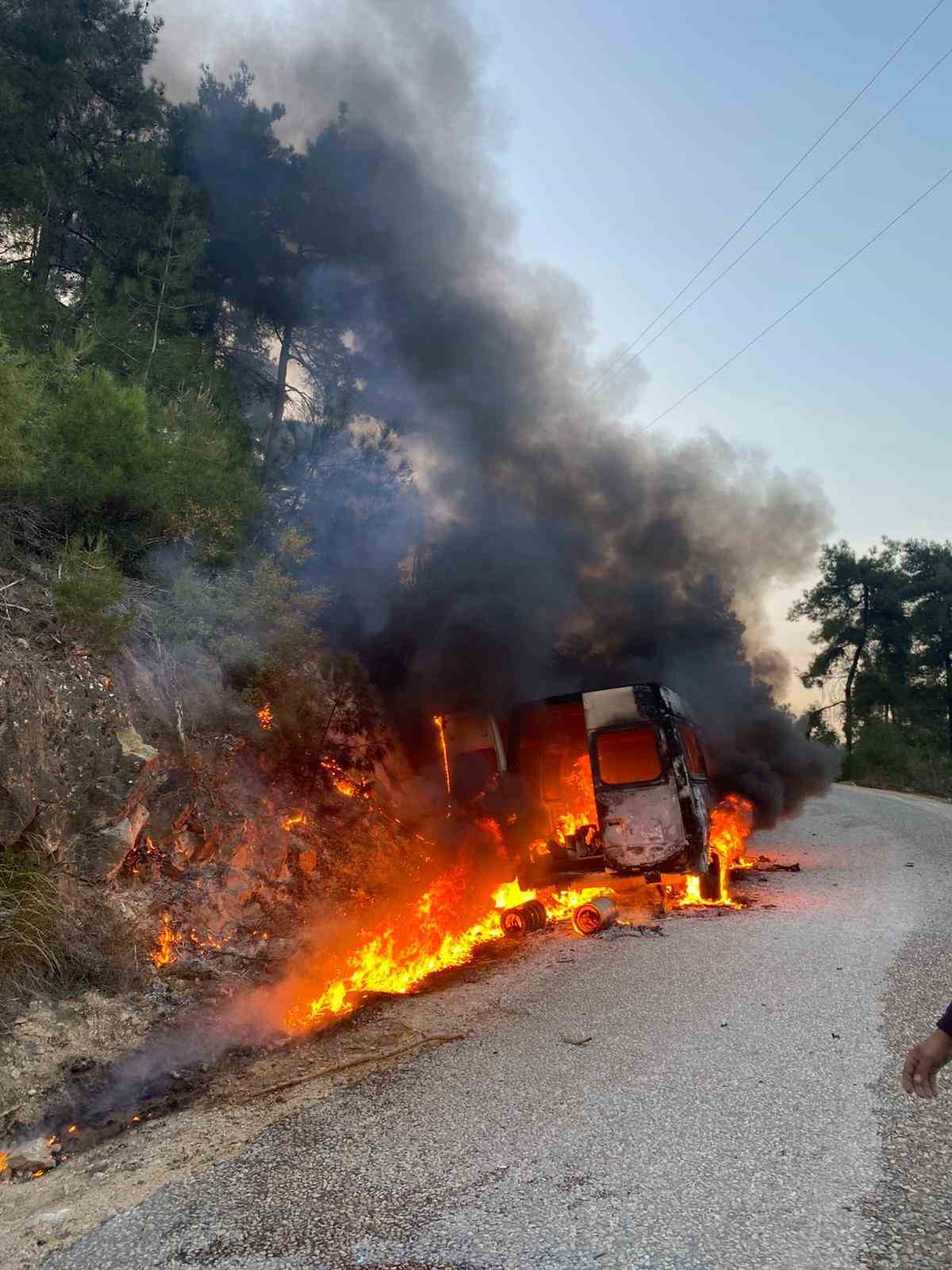 Osmaneli’nde seyir halindeki minibüs alev alev yandı