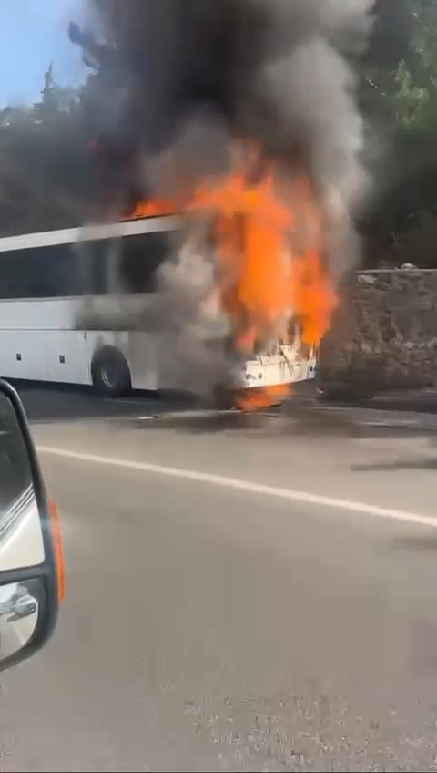 Seyir halindeki otobüs alev alev yandı