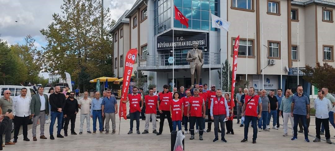 Üç kişinin işine son veren CHP’li Büyükkarıştıran Belediyesi işçileri eylem yaptı