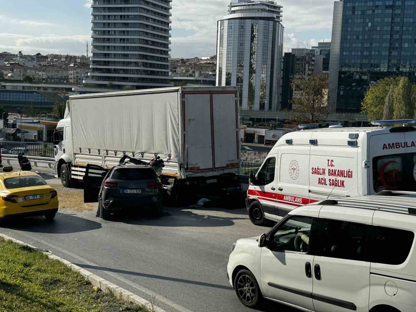 Zeytinburnu’ndaki feci kazada otomobil, park halindeki kamyonete çarptı: 1 ölü