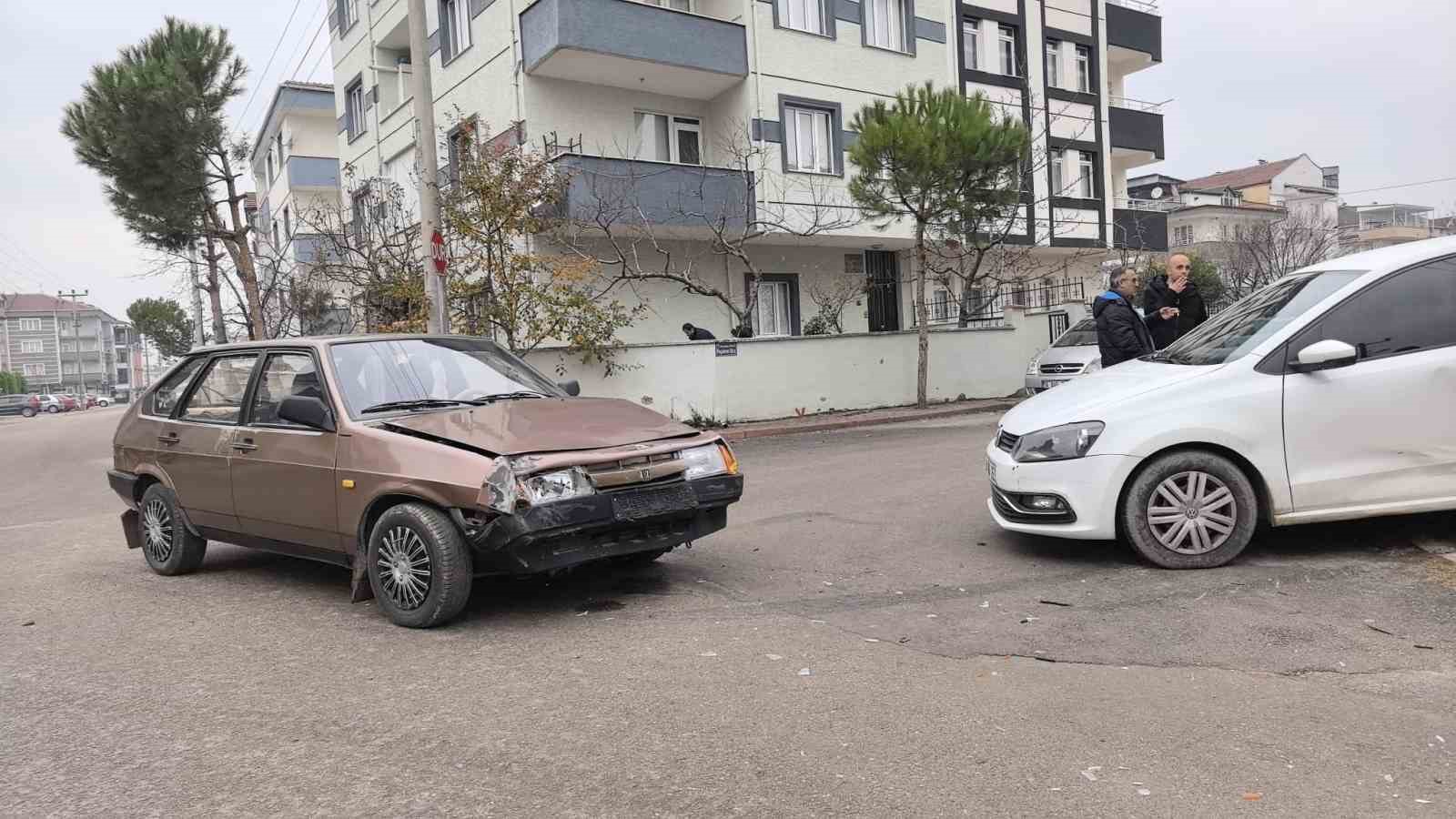 2 otomobilin çarpıştığı kazada 2 kişi yaralandı