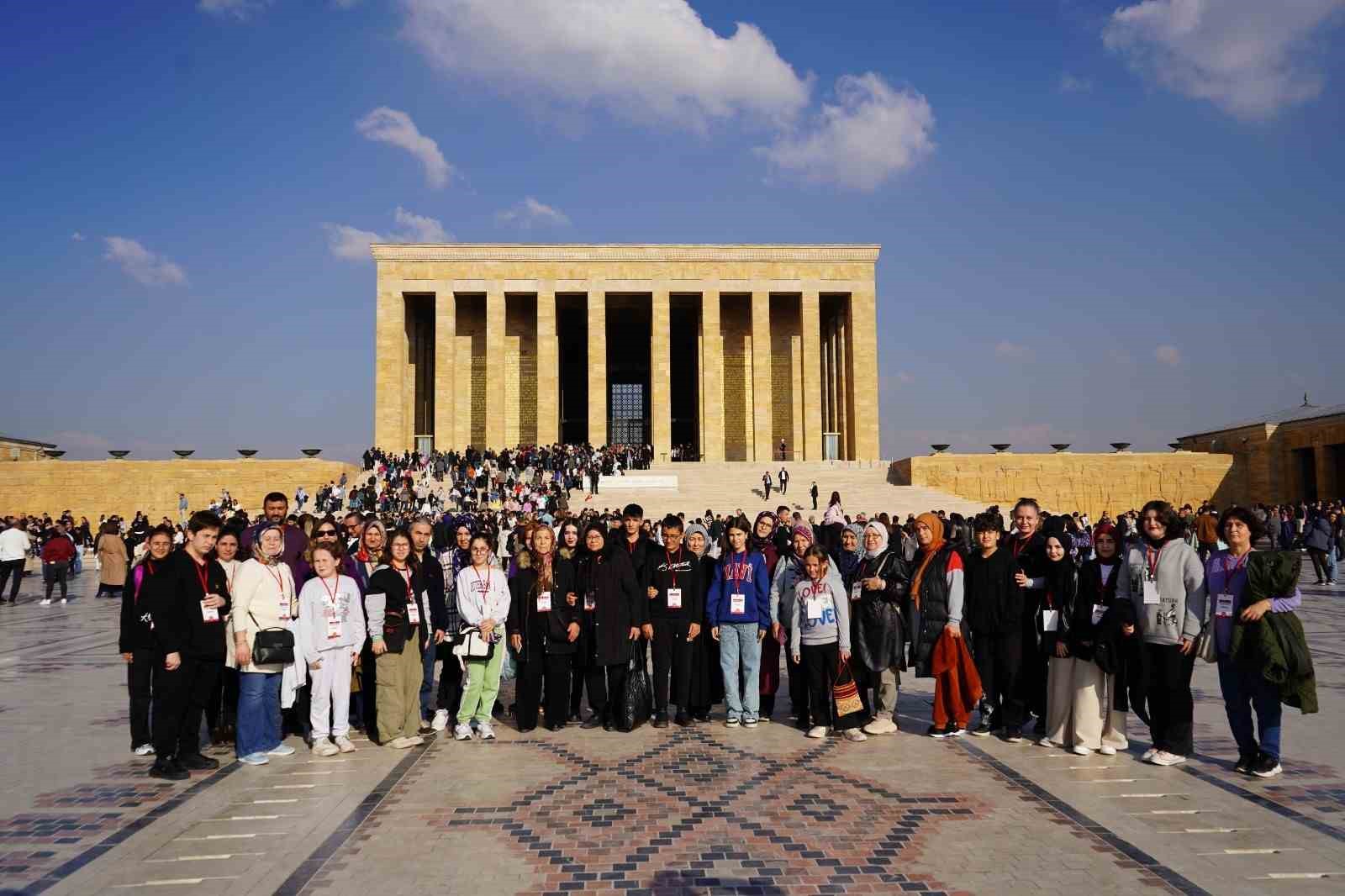 Ankara’ya düzenlenen gezide Ata’nın huzuruna çıktılar