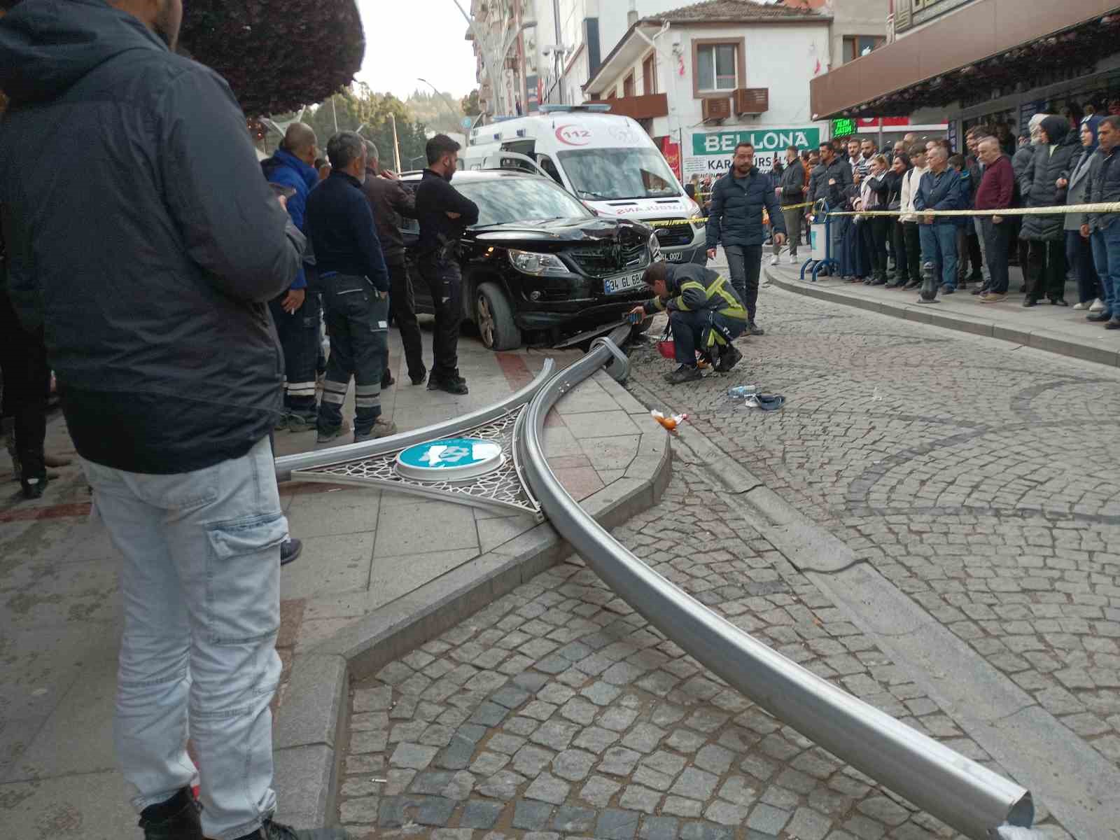 Aracın çarptığı aydınlatma direği yayaların üzerine düştü: 6 yaralı