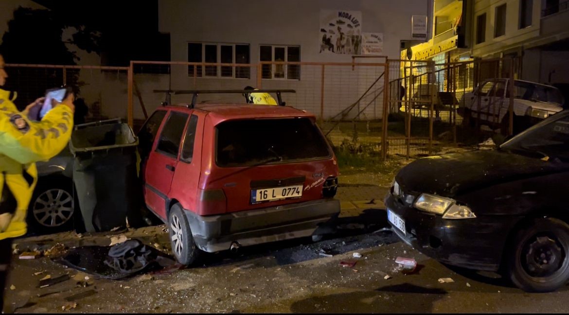 Aracıyla park halindeki 3 otomobile çarpan sürücü olay yerinden yaya olarak kaçtı