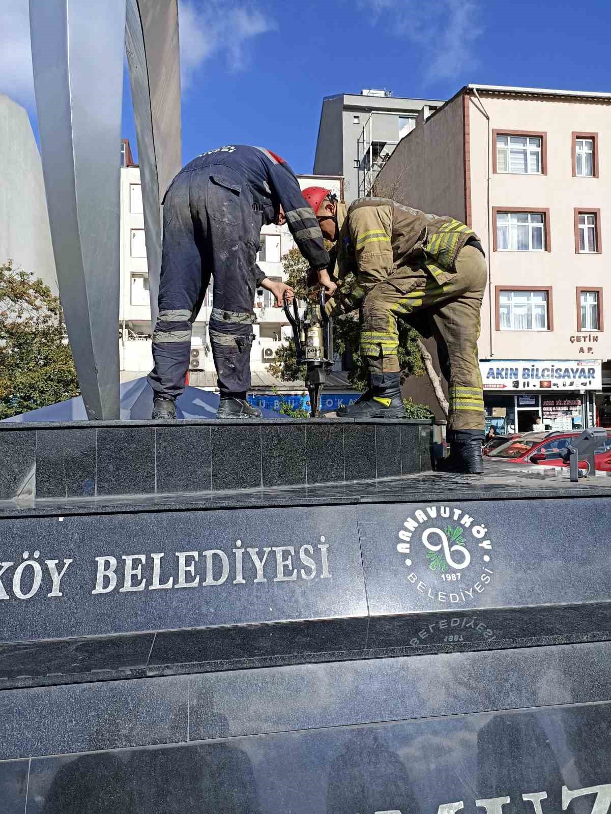 Arnavutköy’de bir çocuk düşürdüğü parasını almak için girdiği anıtta mahsur kaldı