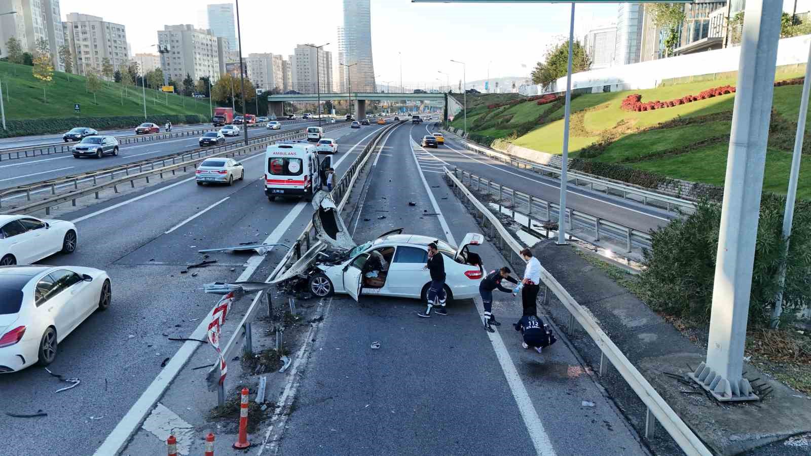 Ataşehir’de kontrolden çıkan otomobil refüje çarptı: 1 yaralı