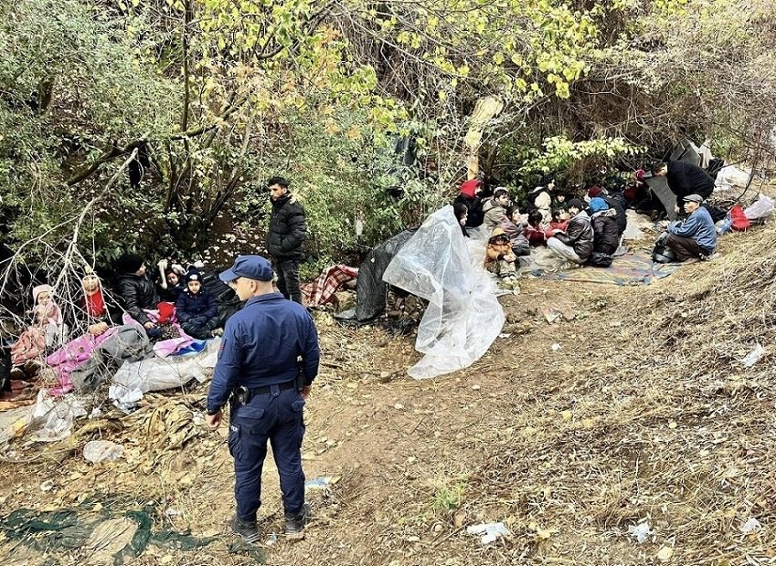 Ayvacık’ta 44 kaçak göçmen ile 1 göçmen kaçakçısı yakalandı