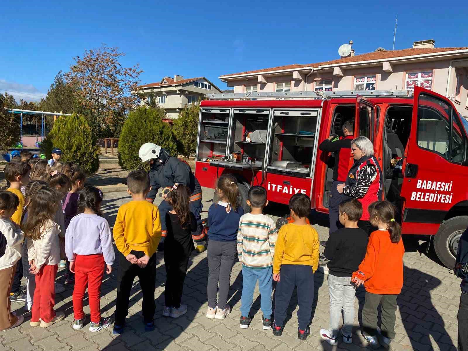 Babaeski’de anaokulu öğrencilerine itfaiye araçları ve malzemeleri tanıtıldı