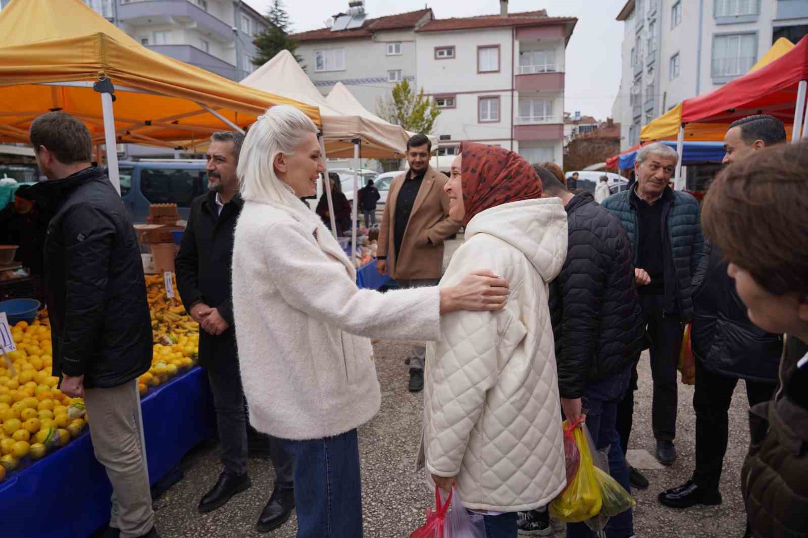 Başkan Subaşı’ya pazarda yoğun ilgi