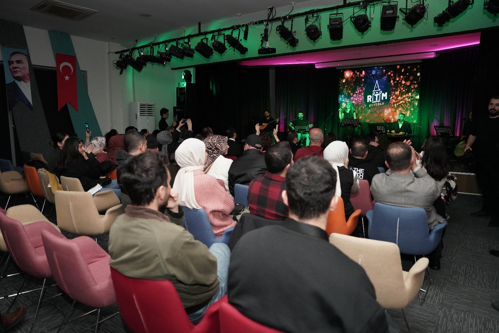 Belediye işçilerinden oluşan ‘Ritim Beyoğlu’ grubundan etkileyici performans