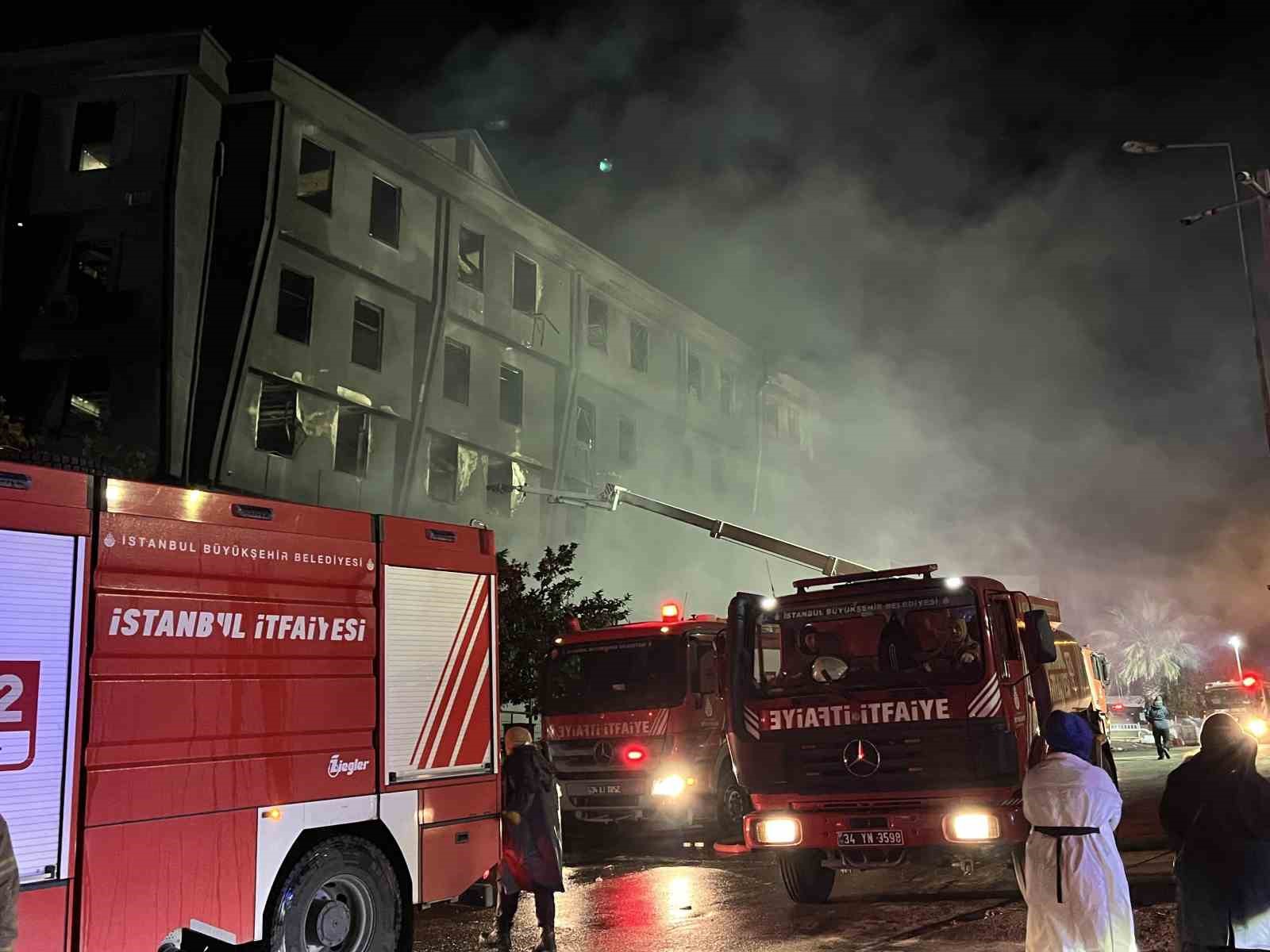 Beylikdüzü’ndeki fabrika yangını 16 saat sonra kontrol altına alındı