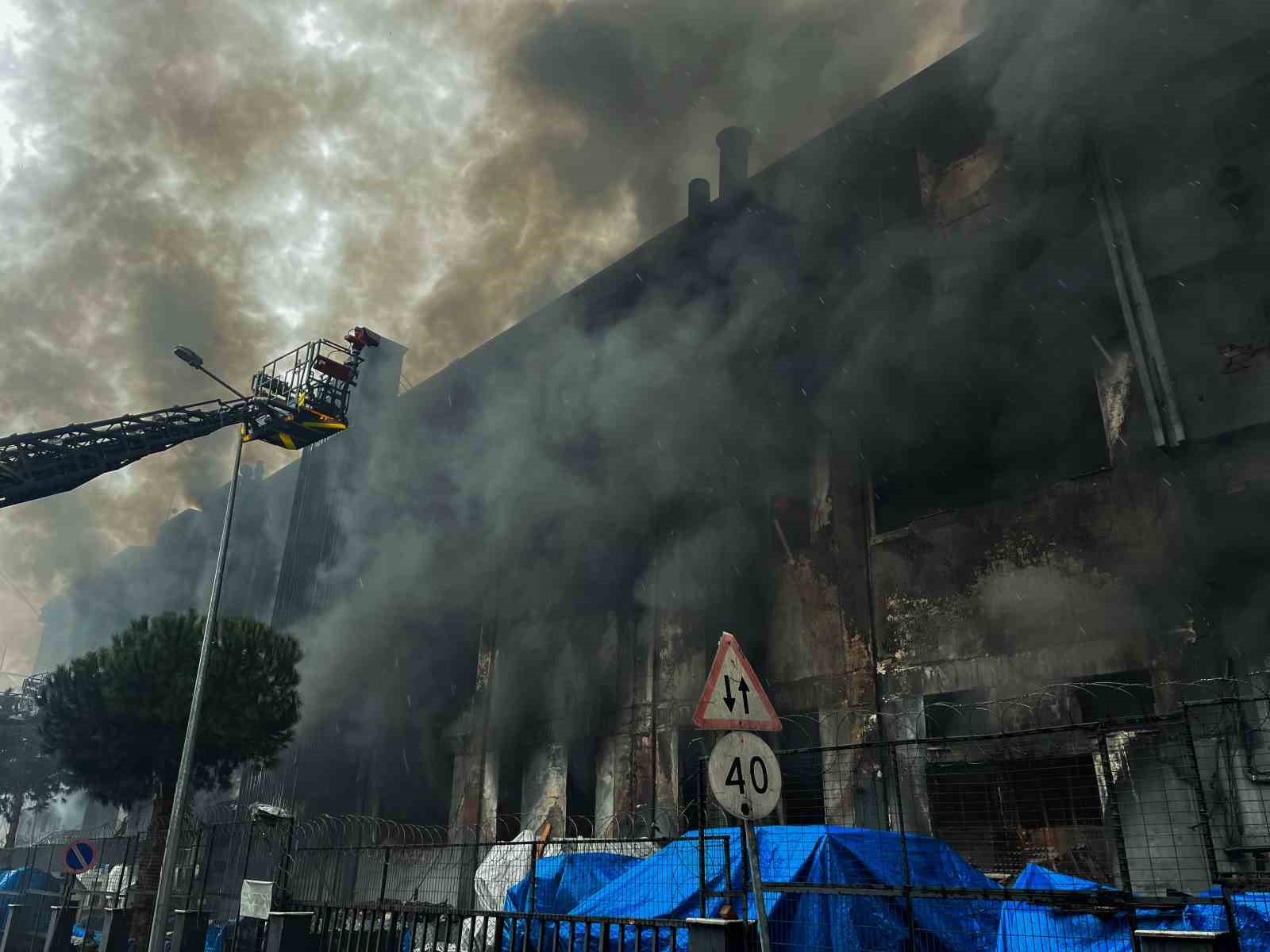 Beylikdüzü’ndeki yangını söndürme çalışmaları 11 saattir sürüyor