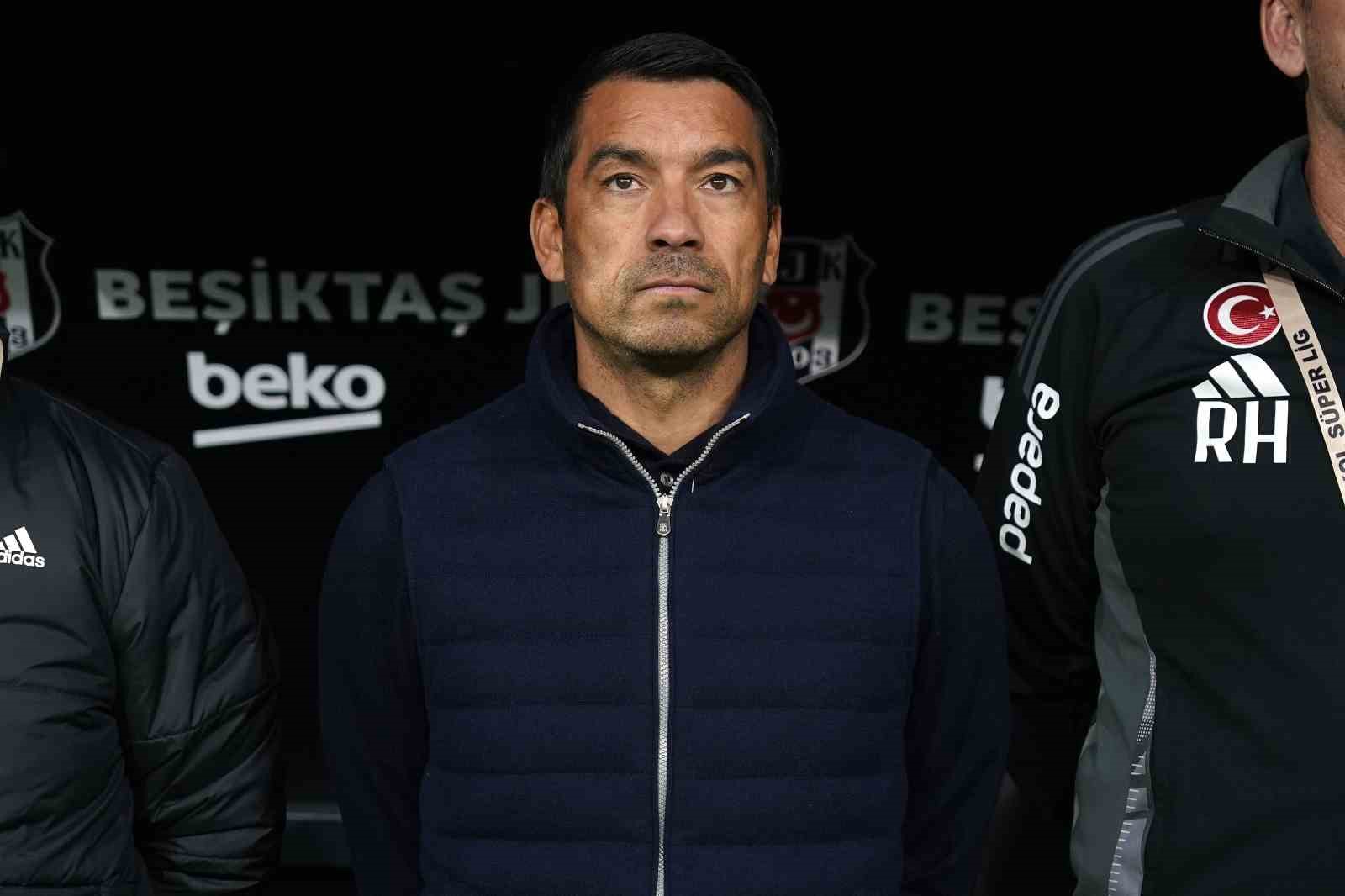 Bronckhorst’tan kadroda 3 değişiklik