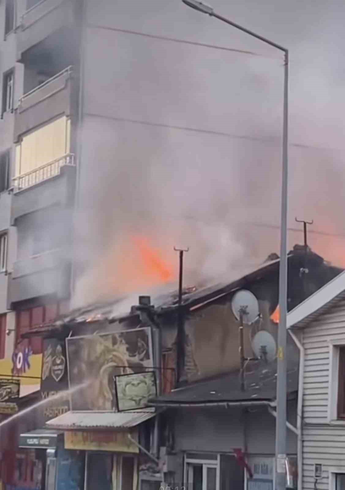 Bursa’da tek katlı dükkan alev alev yandı