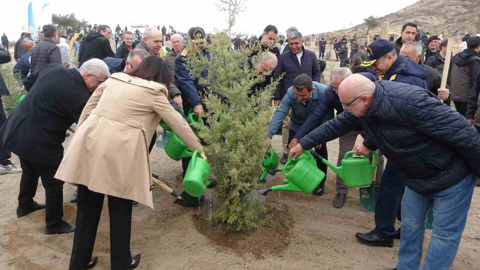 Çanakkale’de Milli Ağaçlandırma Günü çerçevesinde 34 bin 500 bin fidan toprakla buluştu