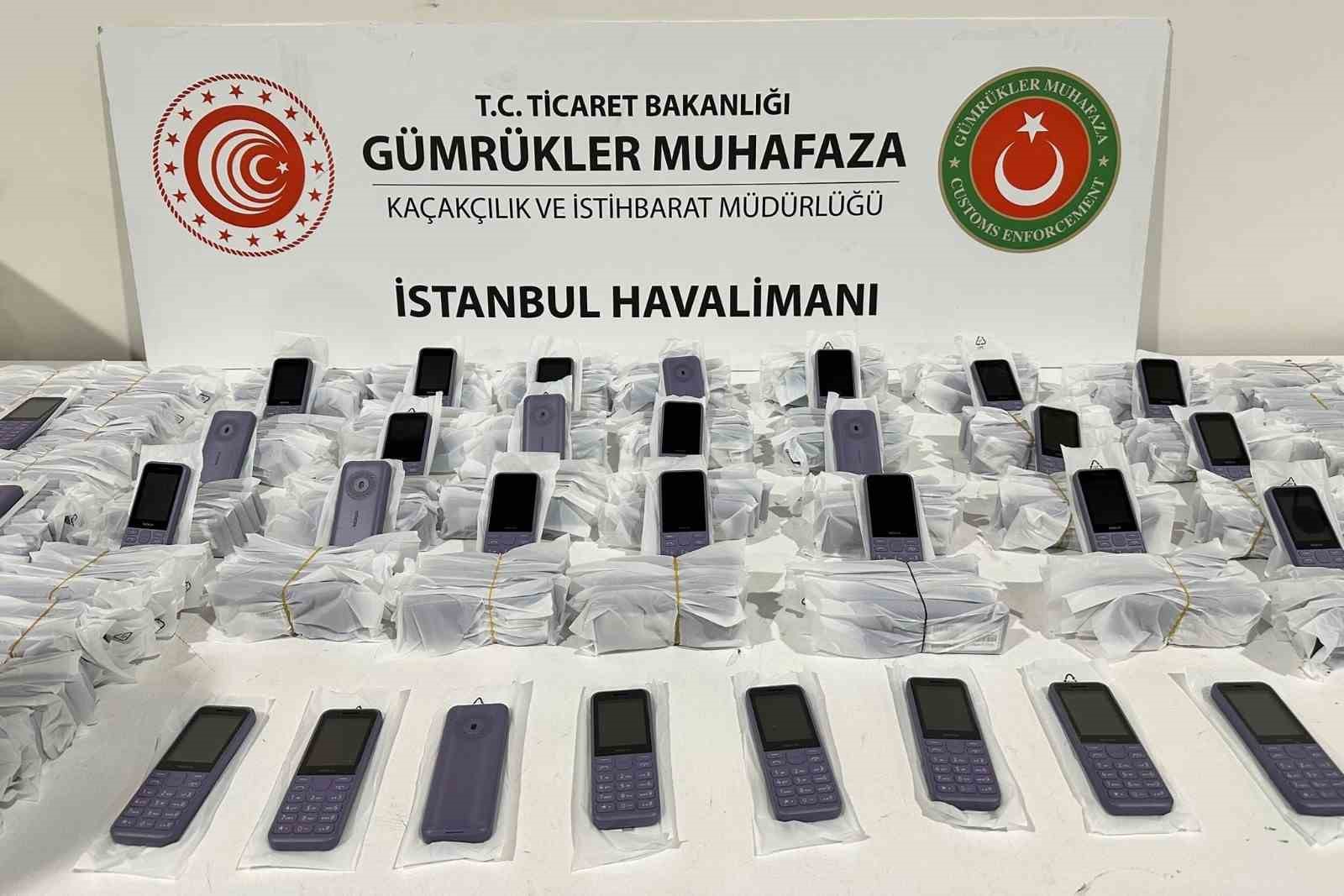 Cep telefonlarını ’kablo’ diye yurda sokarken yakalandılar