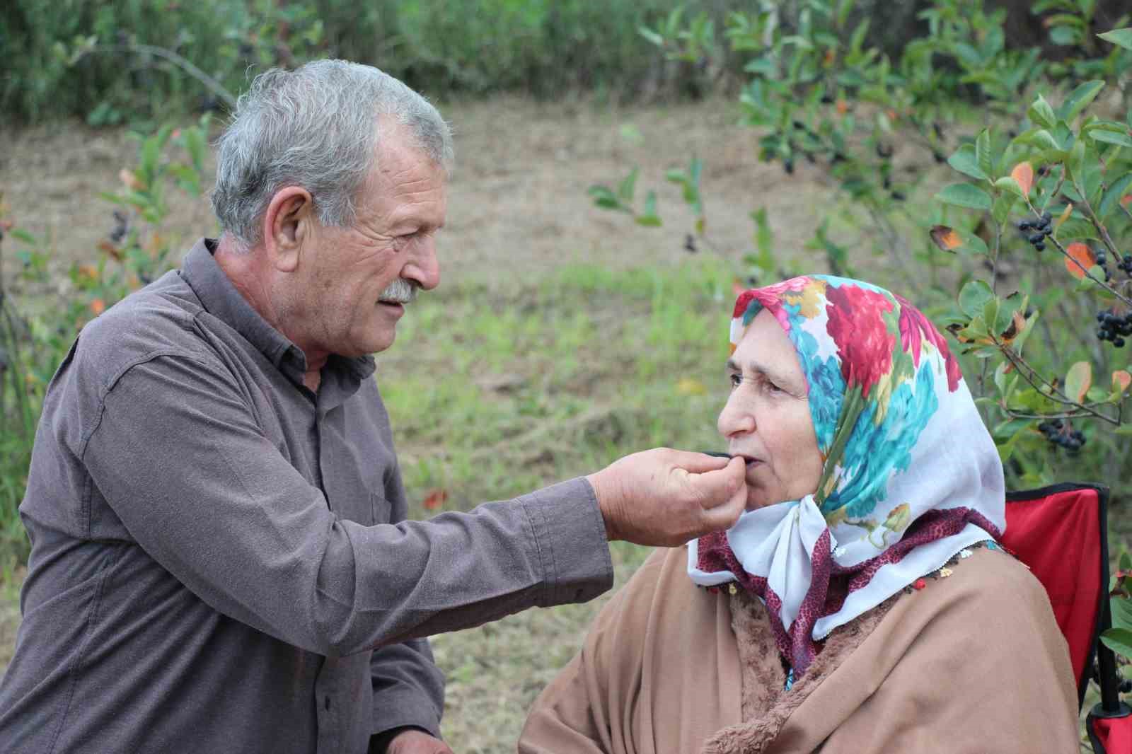 Eşinin rahatsızlığı için ektiği meyvenin taleplerine yetişemiyor