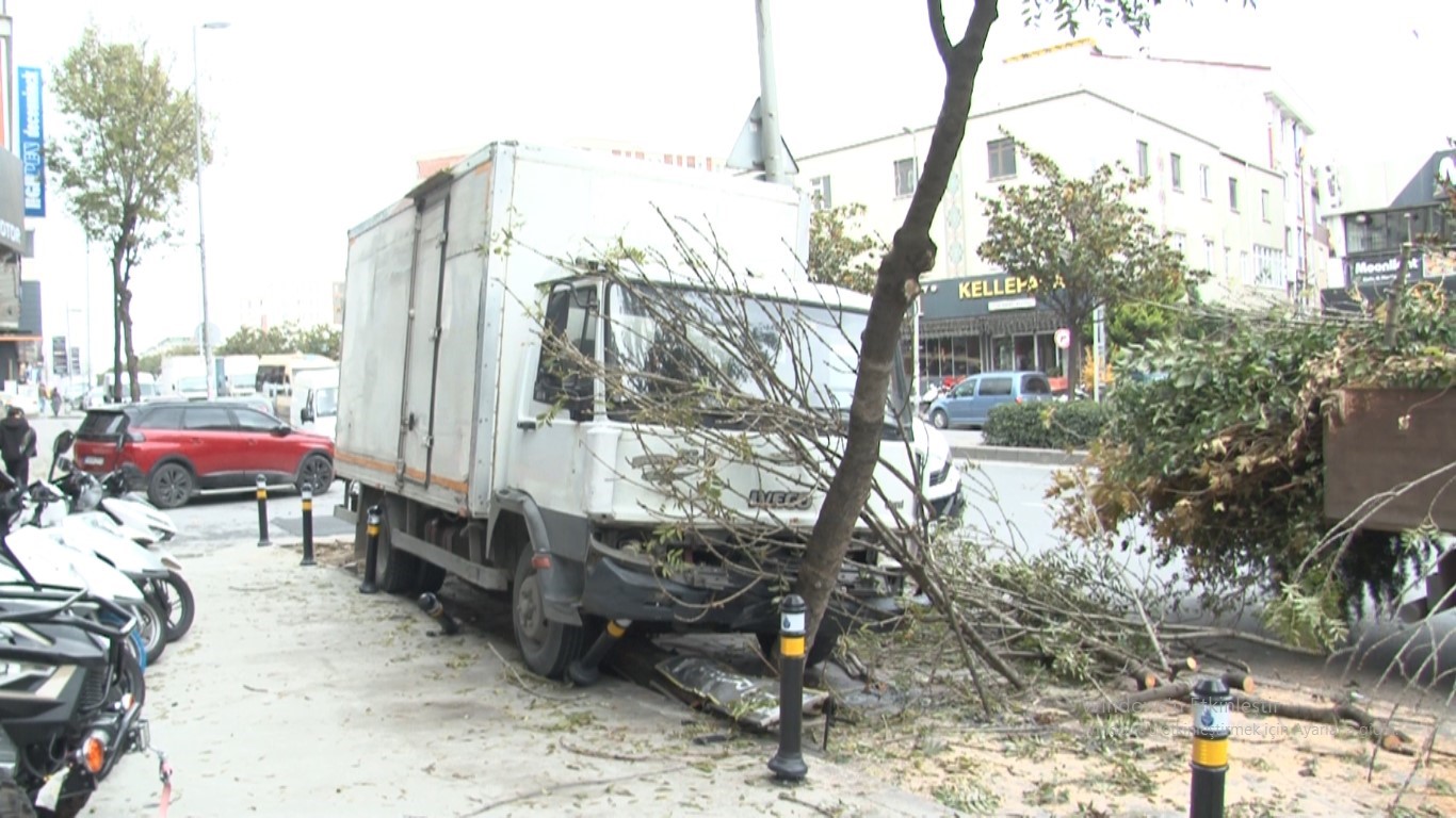 Freni boşalan kamyon kaldırıma girdi; o anlar kamerada