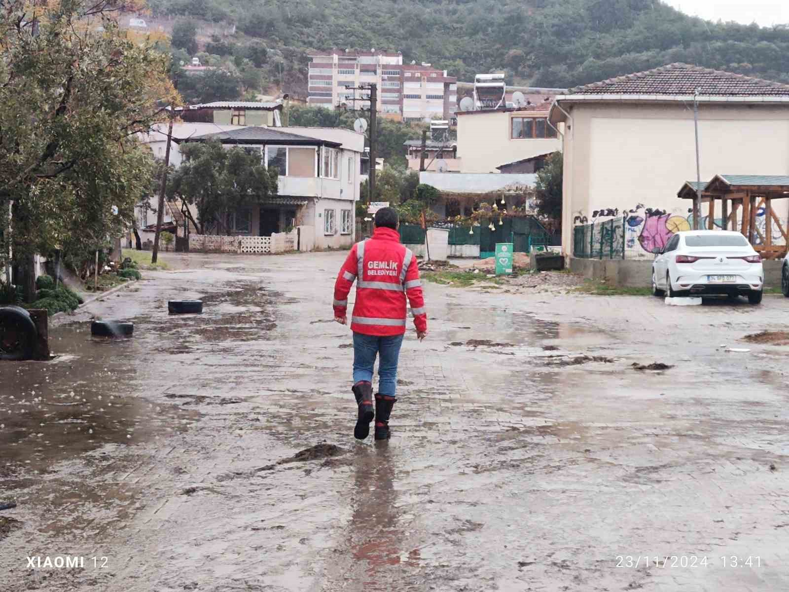 Gemlik’te sağanak taşkınına başkan müdahalesi