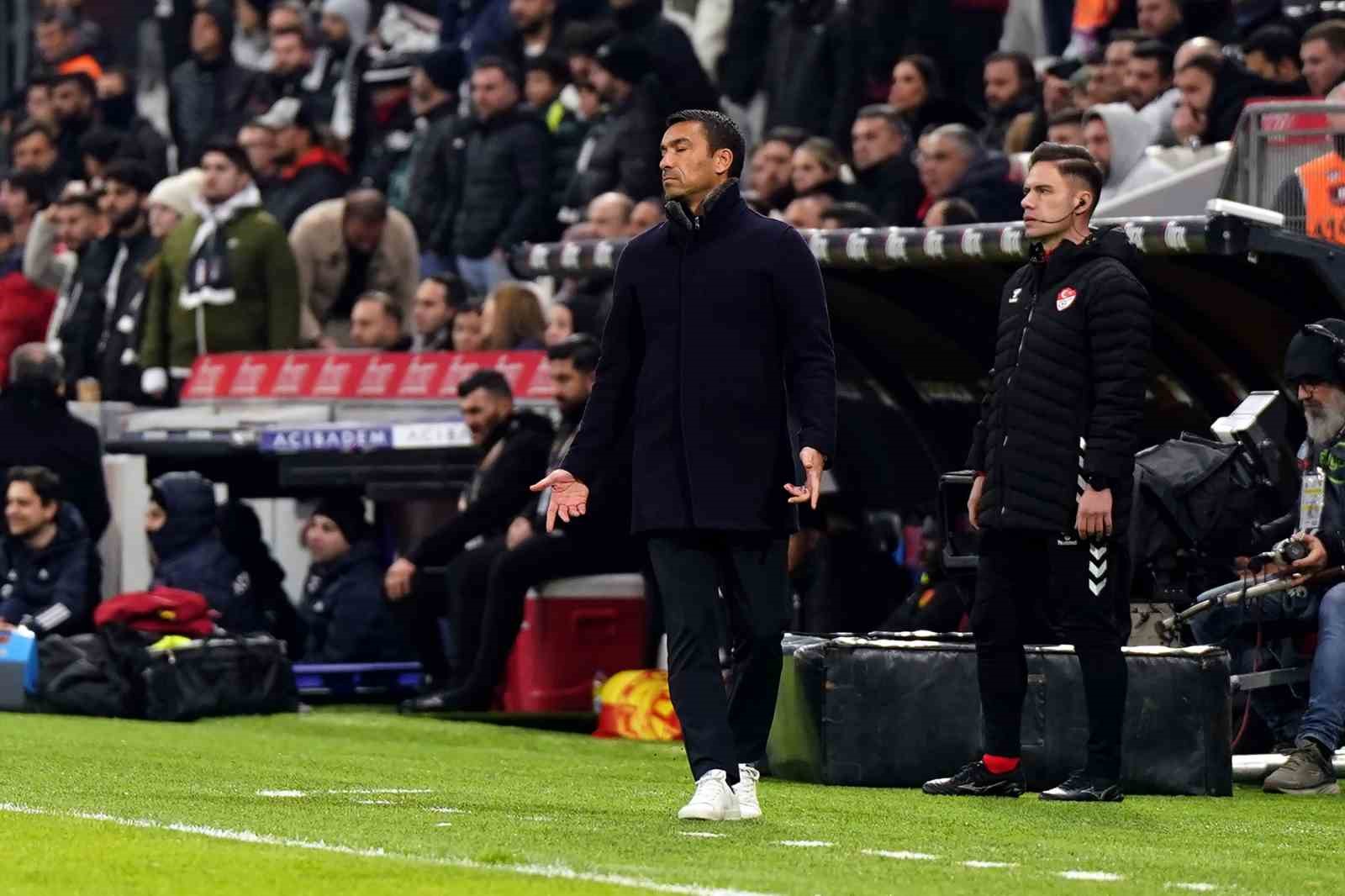 Giovanni van Bronckhorst, yerli oyuncuları tercih etmiyor