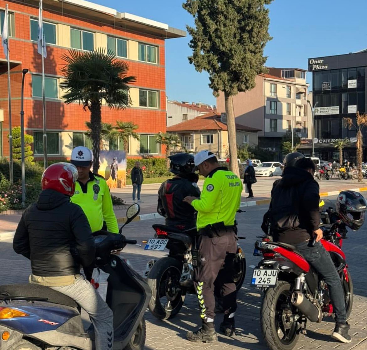 Gönen’de trafik denetimlerinde 432 bin liralık ceza kesildi