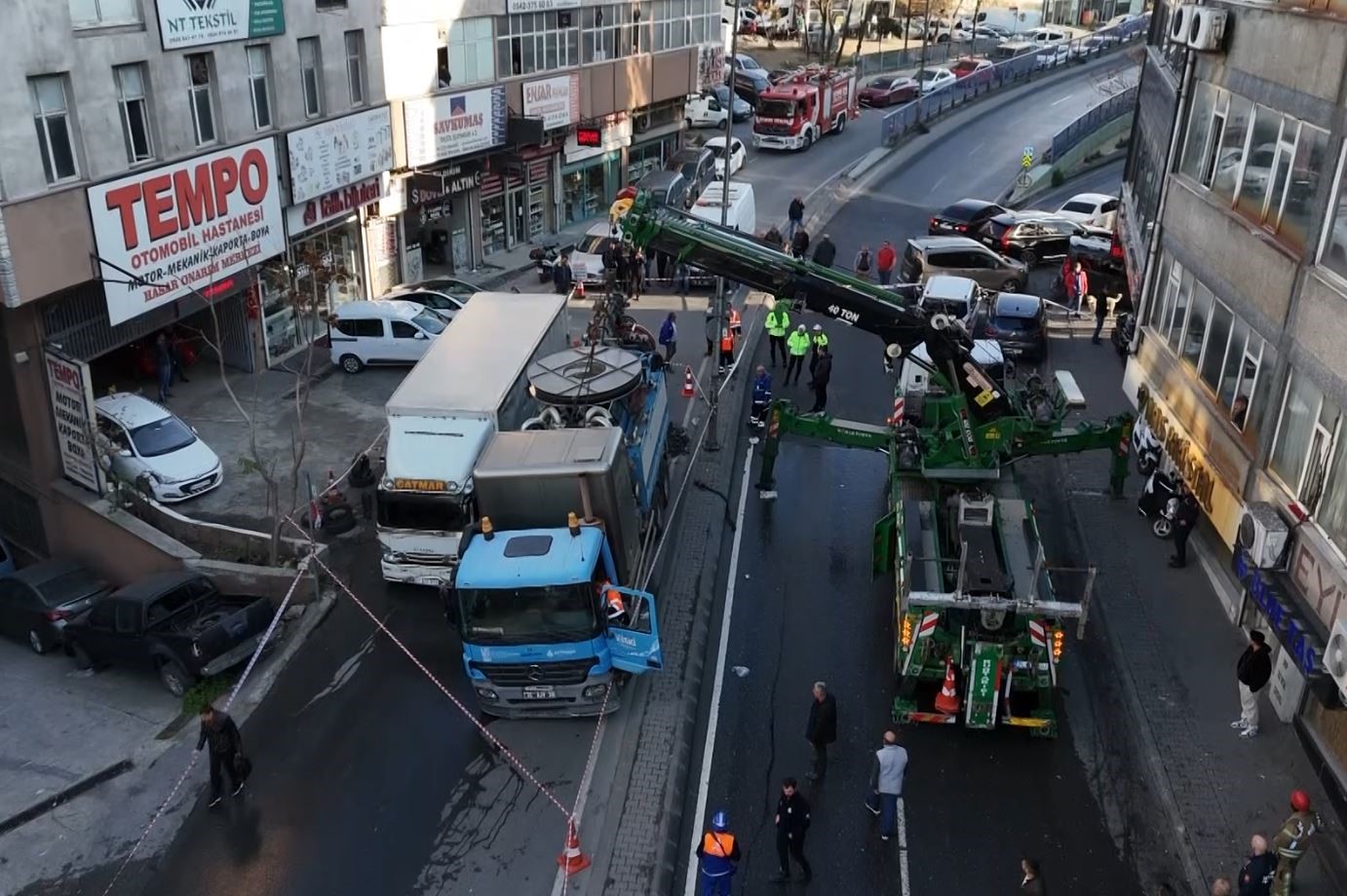 Güngören’de yol çöktü, 2 kamyon çukura düştü