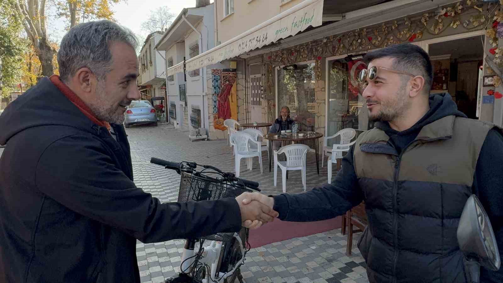 Ipone ile motosikletini takas etti, üzerine de 10 gün bedava kavurma yiyecek