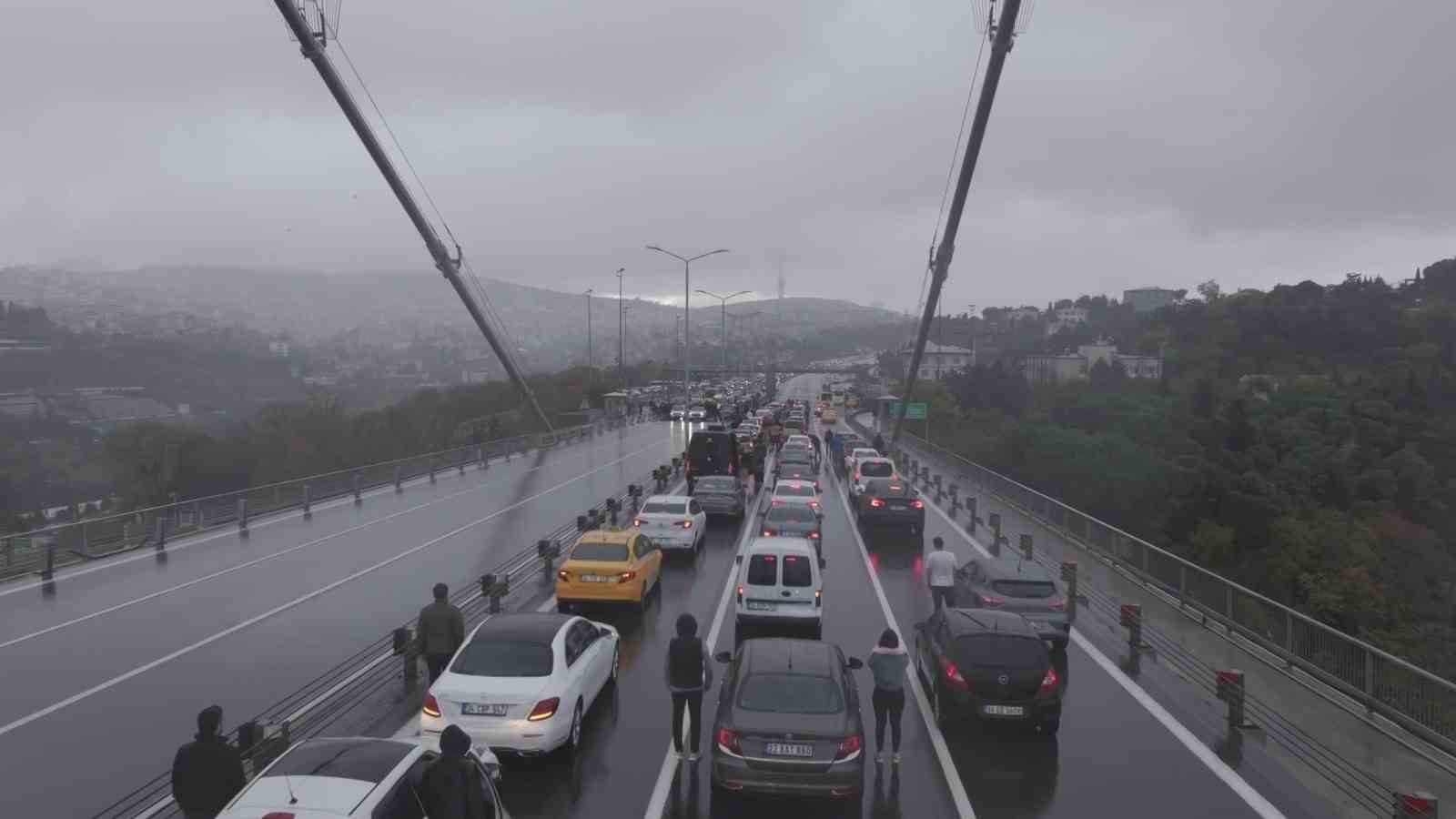 İstanbul Boğazı’nda Ata’ya saygı duruşu