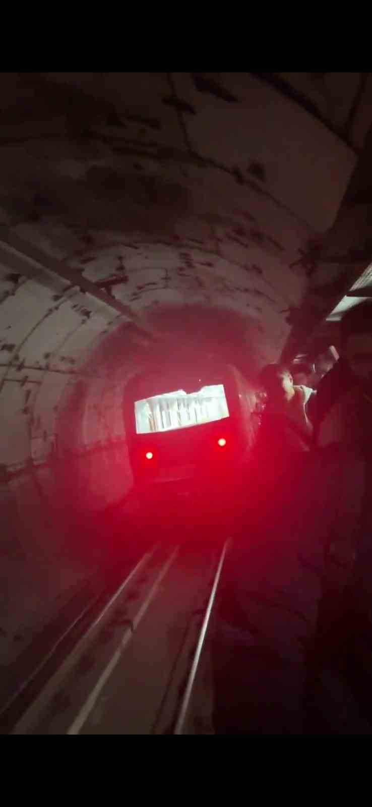 İstanbul’da metro 5 durağı pas geçti, acil durdurma butonuna basan yolcular raylara inip yürüdü