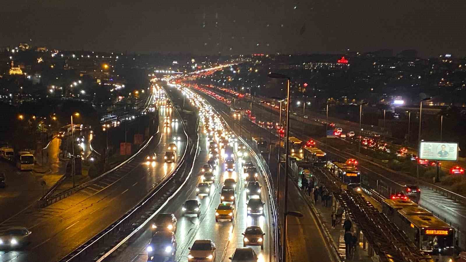 İstanbul’da yağışla birlikte trafik yoğunluğu yüzde 90’a yaklaştı