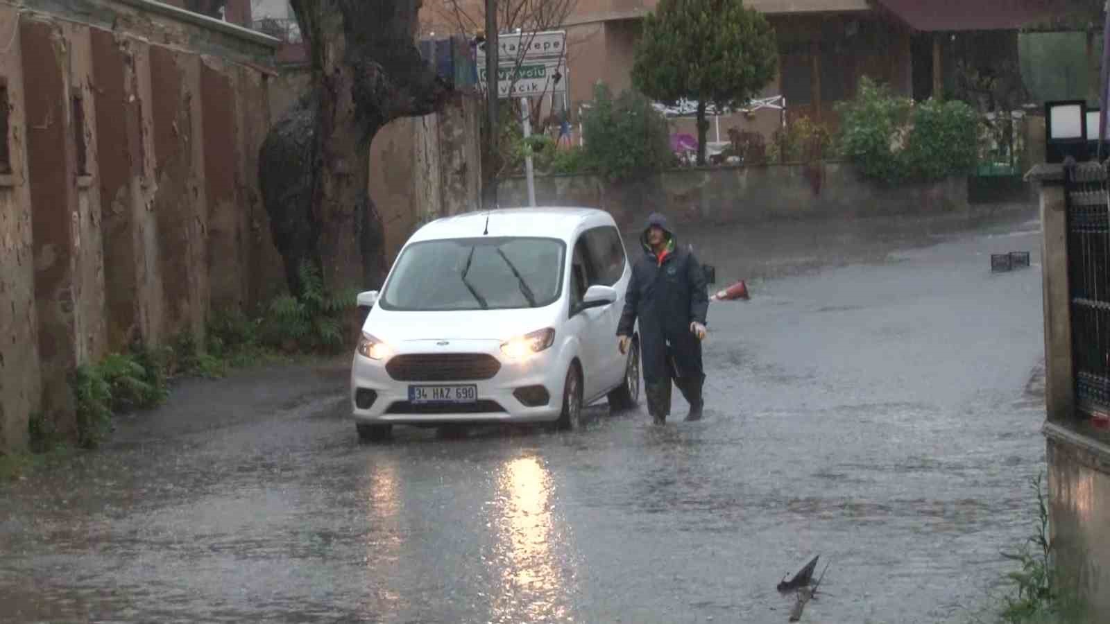 İstanbul’u şiddetli yağış ve fırtına esir aldı