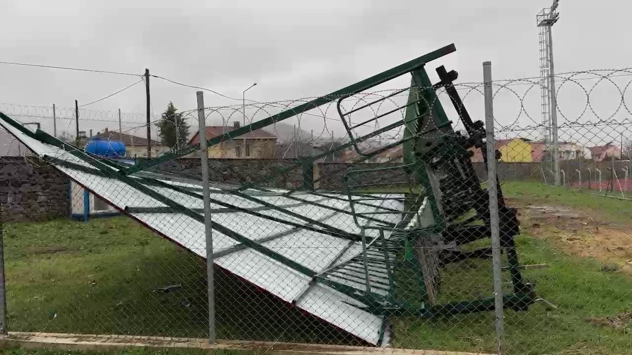 İznik İlçe Stadyumu’nda şiddetli rüzgar tribünü yıktı