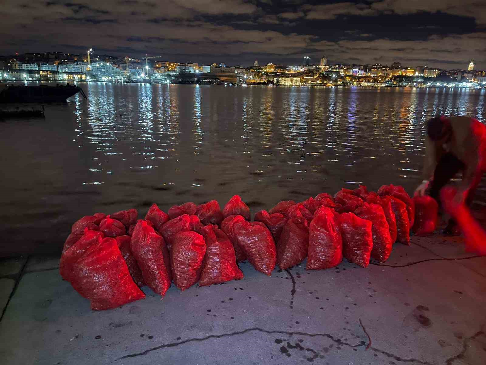 Kadıköy’de 1 ton kaçak midye ele geçirildi