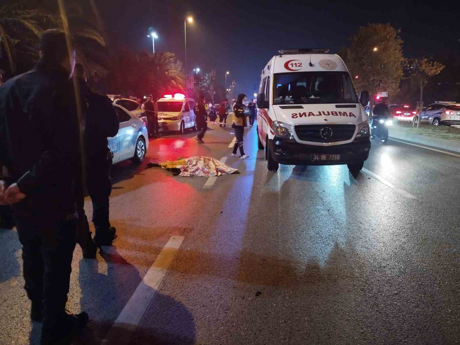 Kartal’da hızını alamayan otomobil yayaya çarptı: 1 ölü