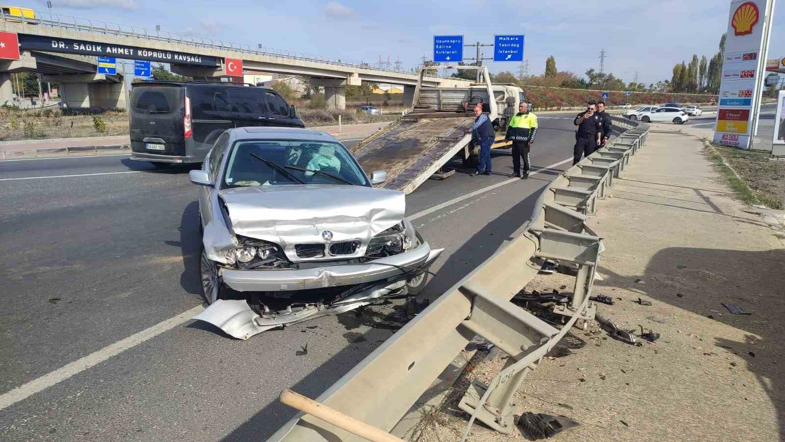 Keşan’da demir bariyere çarpan otomobilin sürücüsü yaralandı