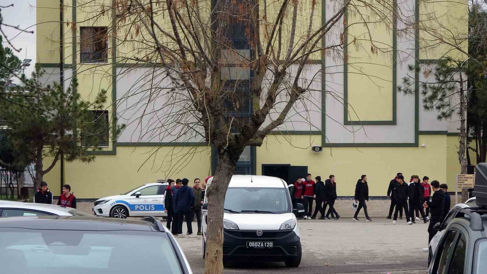 Lisede tartıştığı okul arkadaşını tornavida ile yaraladı