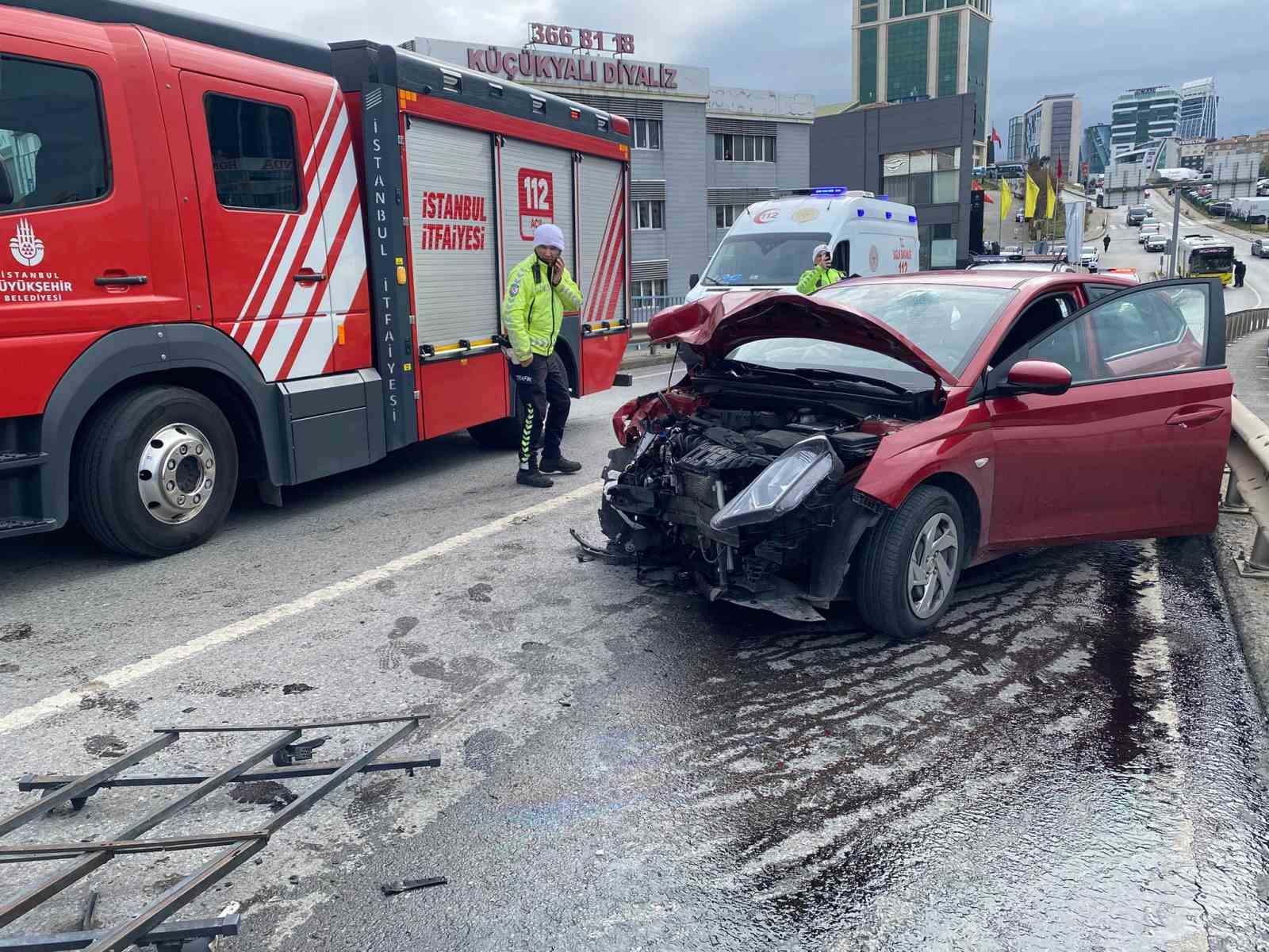 Maltepe’de iki araç kafa kafaya çarpıştı: 5 yaralı