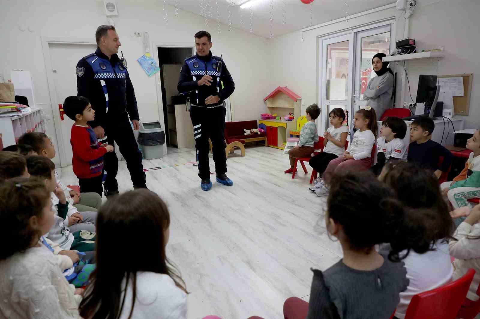 Minikleri trafik kurallarını zabıtadan öğreniyor