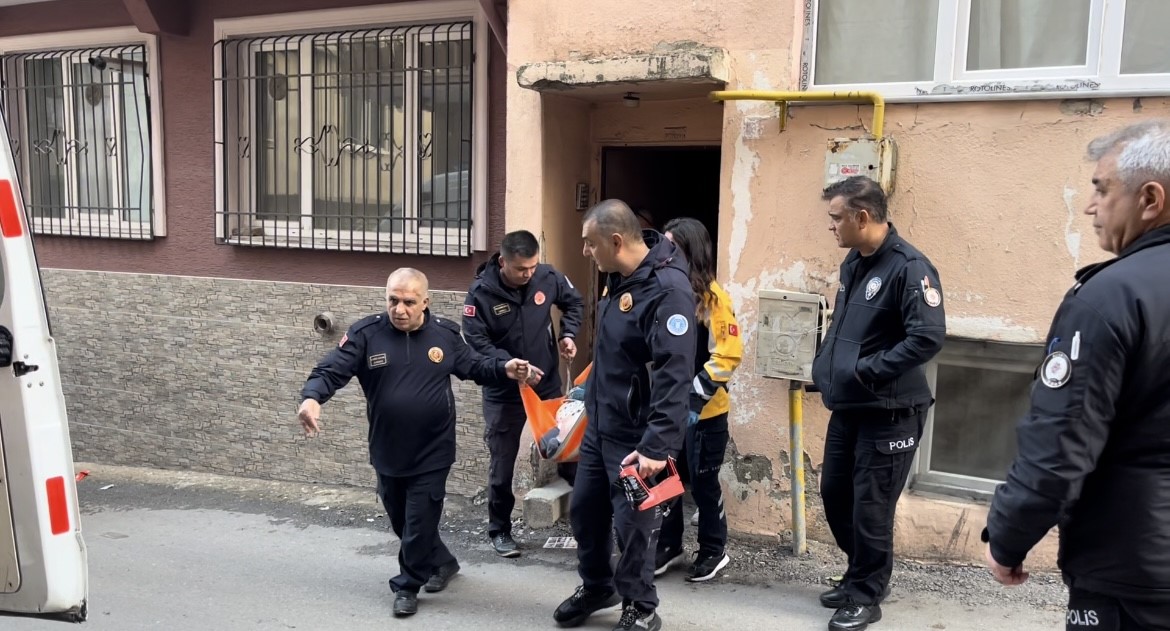 (Özel) Evde 5 gündür mahsur kalan yaşlı çiftin yardımına ekipler yetişti