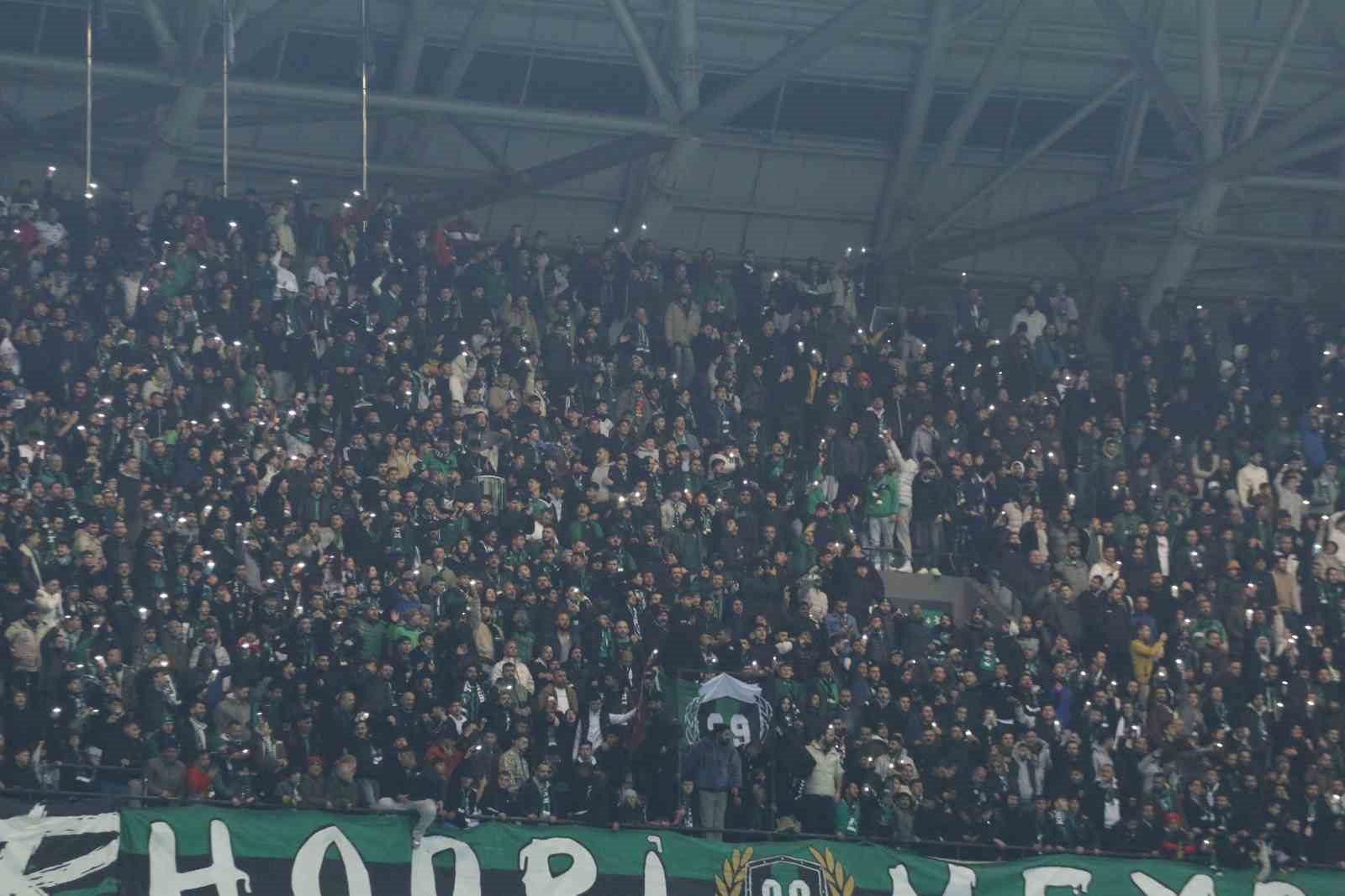 Sahaya yabancı madde atan 12 taraftara seyirden men cezası