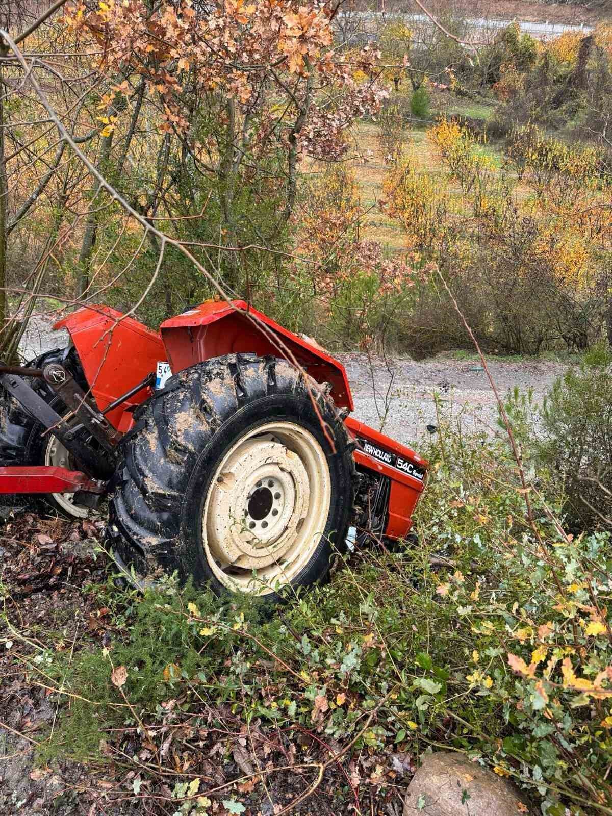 Sakarya’da ehliyetsiz sürücünün kontrolünden çıkan traktör devrildi: 1 ölü, 3 yaralı