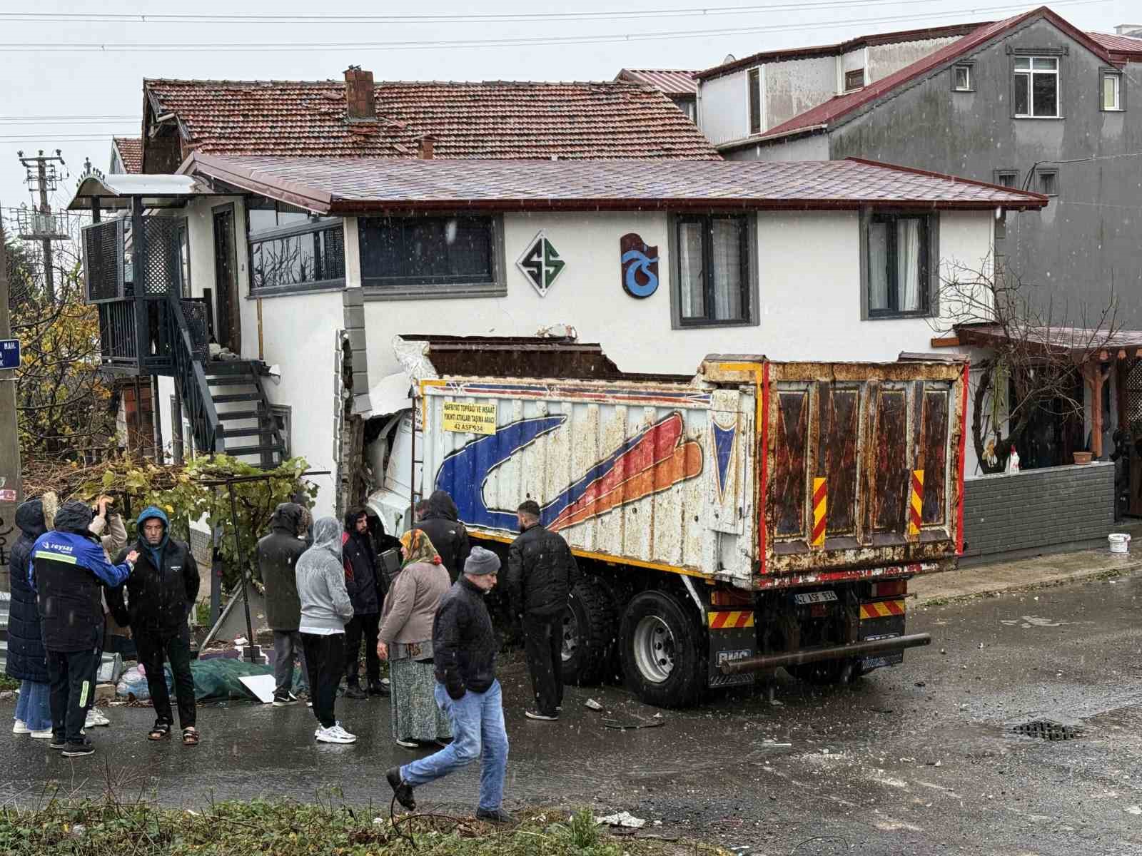 Sakarya’da faciadan dönüldü: Kamyon eve girdi