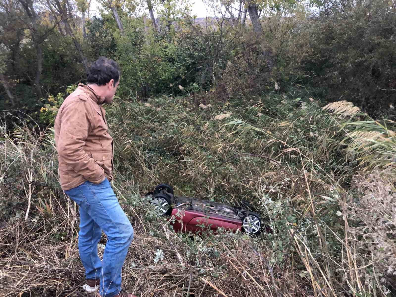 Takla atarak dereye uçan otomobilden burnu bile kanamadan çıktı