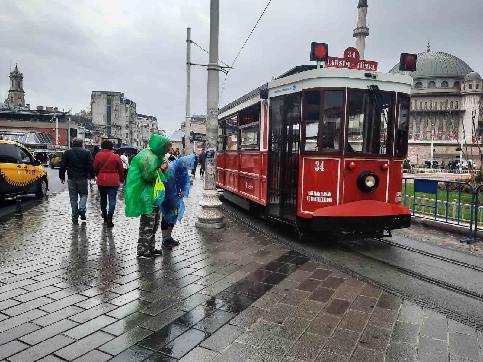 Taksim’de sağanak yağış etkili oldu: Lodos vatandaşlara zor anlar yaşattı