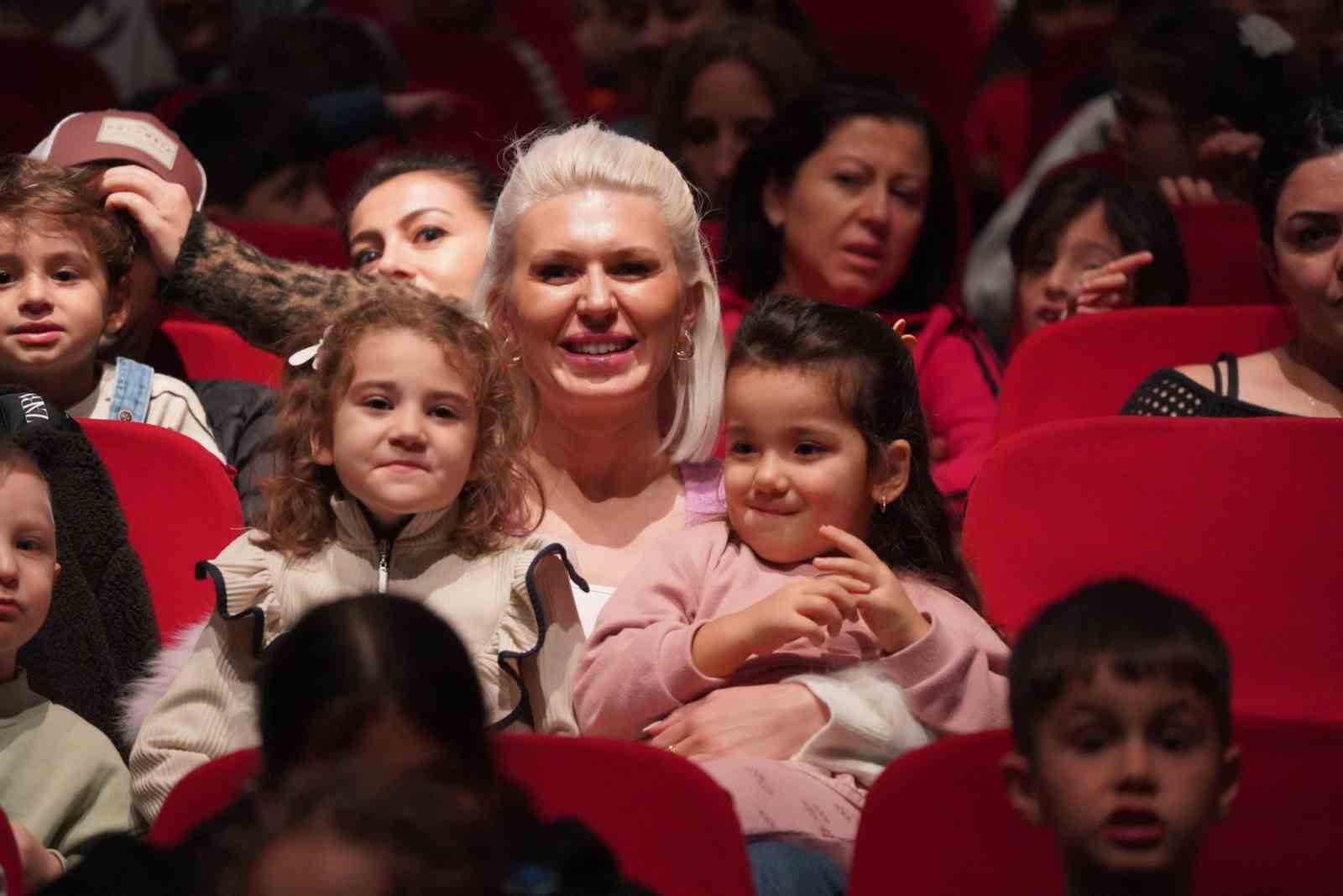 "Tavşan ile Kaplumbağa" oyununa çocuklar büyük ilgi gösterdi