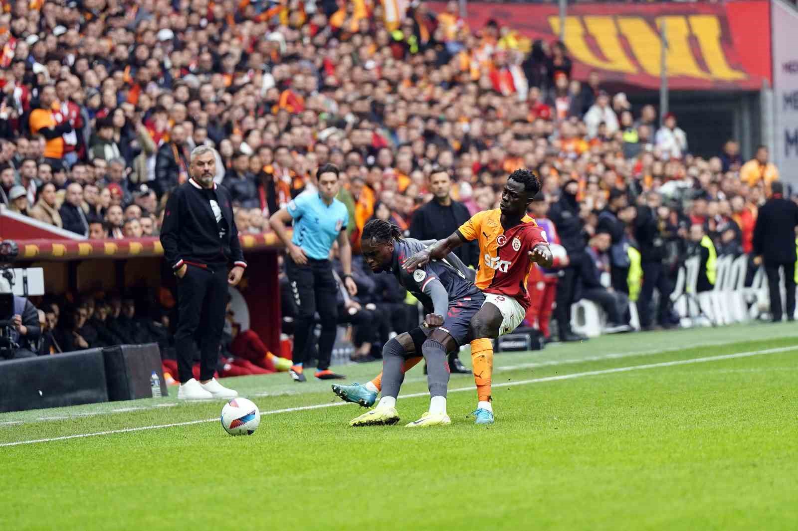 Trendyol Süper Lig: Galatasaray: 1 - Samsunspor: 0 (İlk yarı)