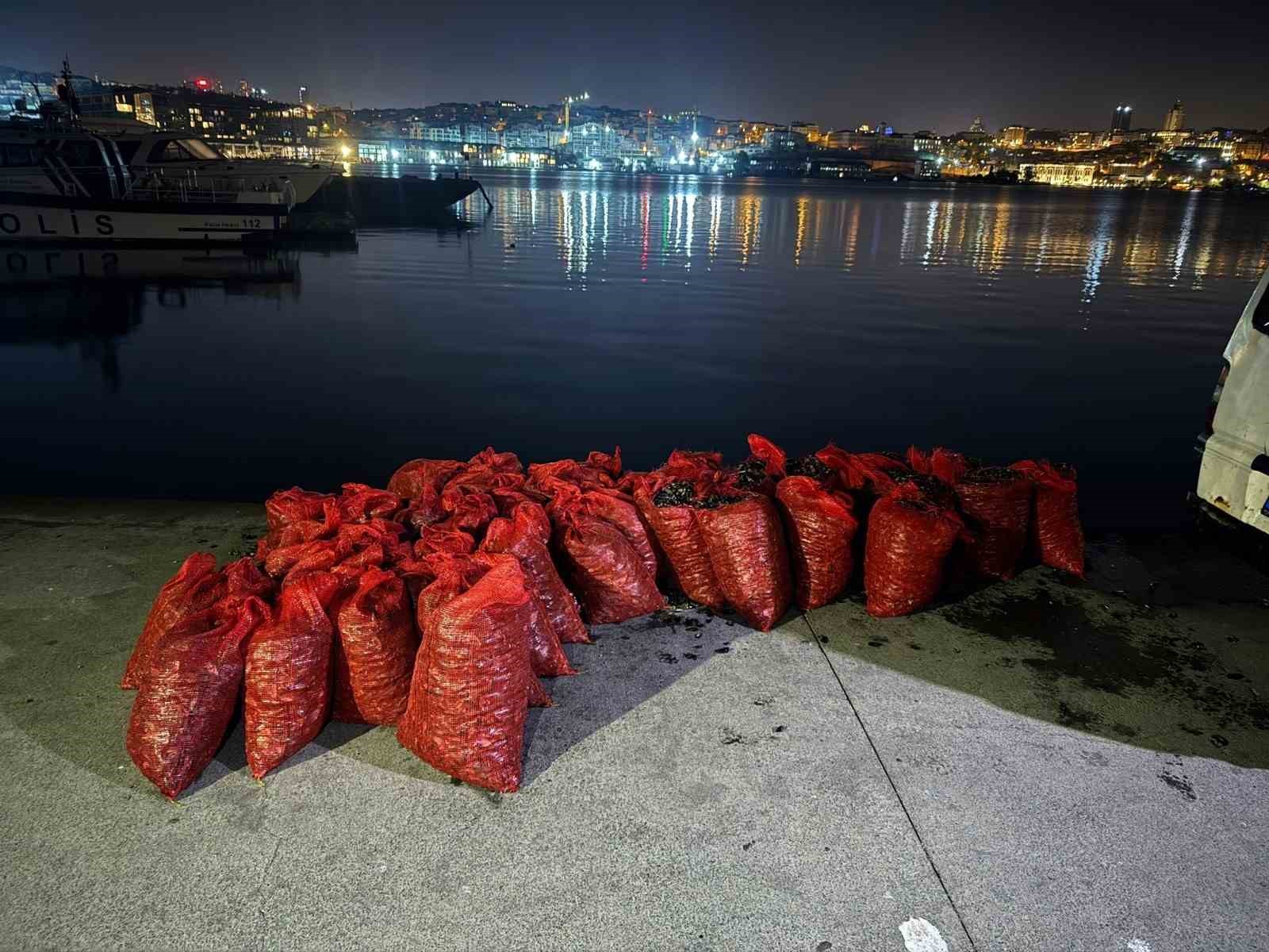 Üsküdar’da 2 ton kaçak midye ele geçirildi